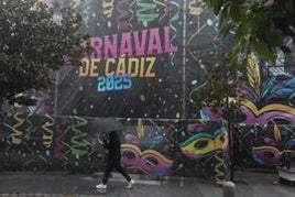 La lluvia precipita el fin del Carnaval de Cádiz 2025