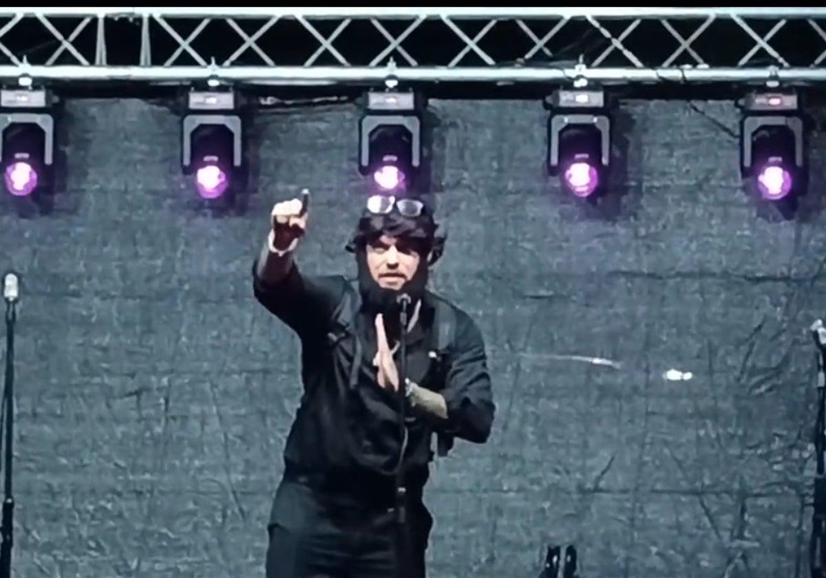 Álex 'el peluca', en el momento de la actuación.