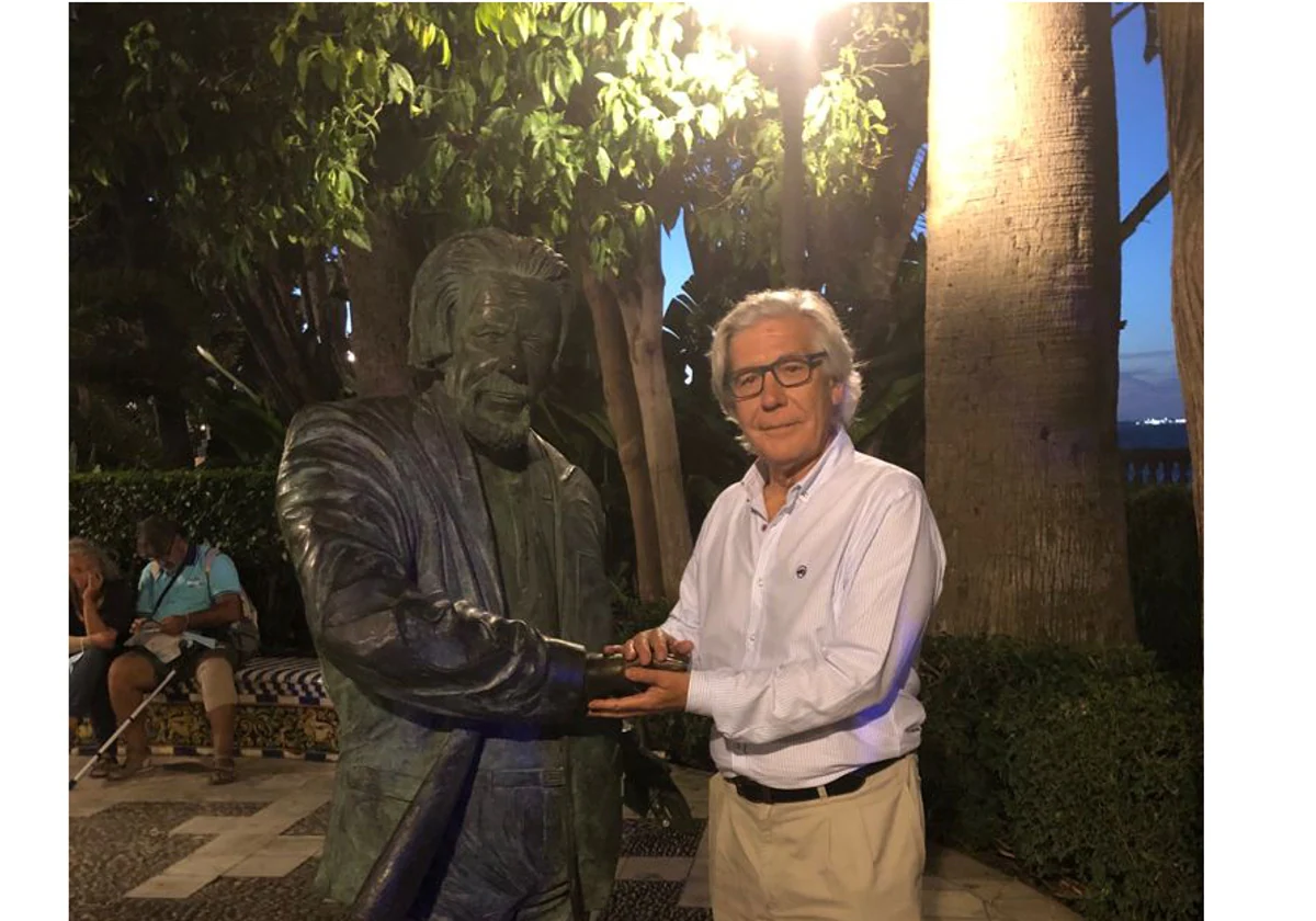 El escritor Iñaki Ezkerra junto a la estatua de Carlos Edmundo de Ory en la Alameda.