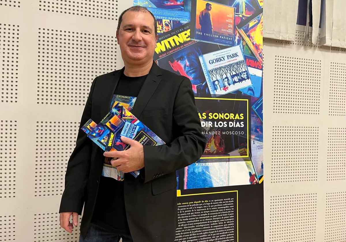 José Carlos Fernández Moscoso, posando con su libro antes de presentarlo en la UCA