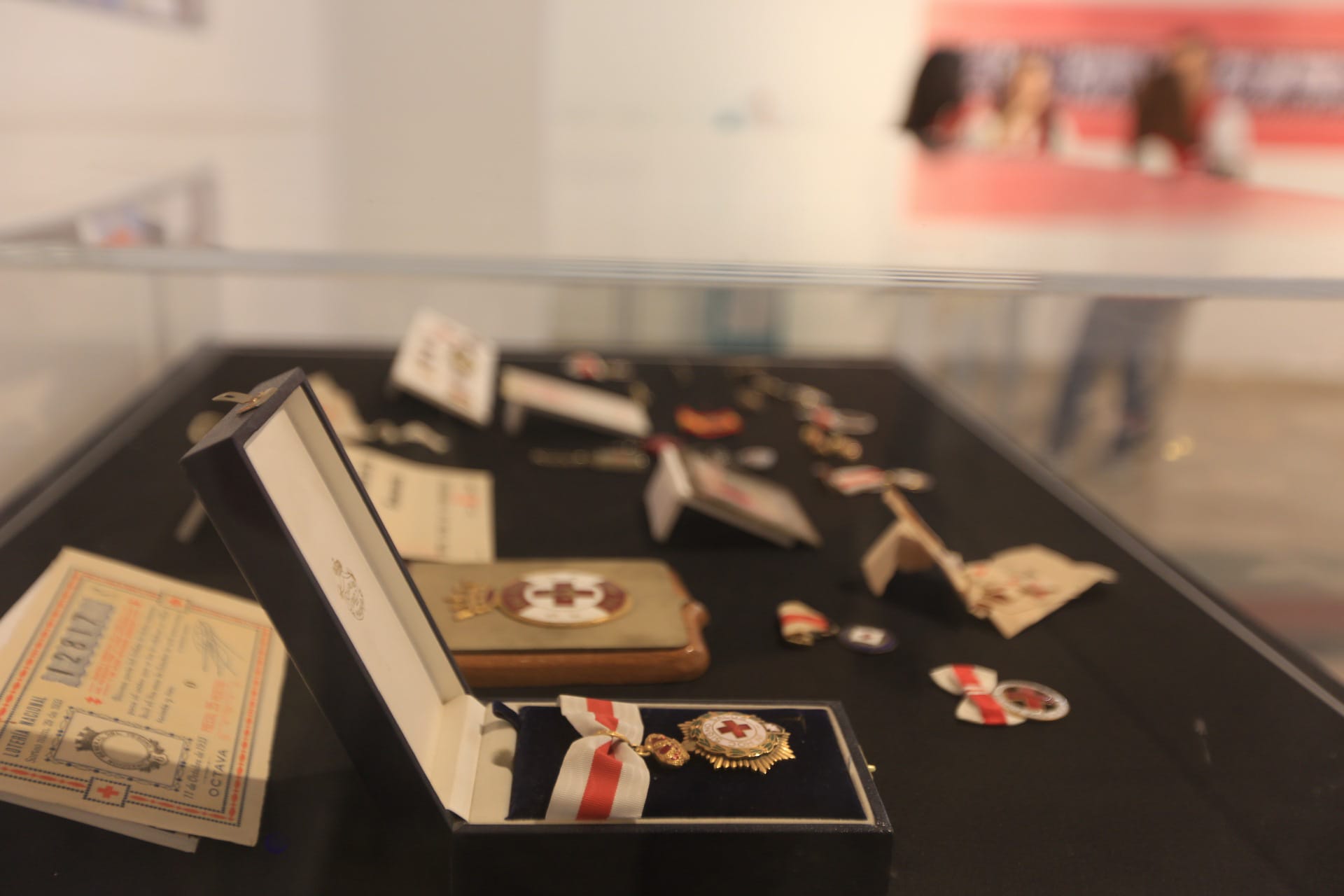 Fotos: Exposición sobre objetos emblemáticos de la Cruz Roja por sus 150 años en la Fundación Cajasol