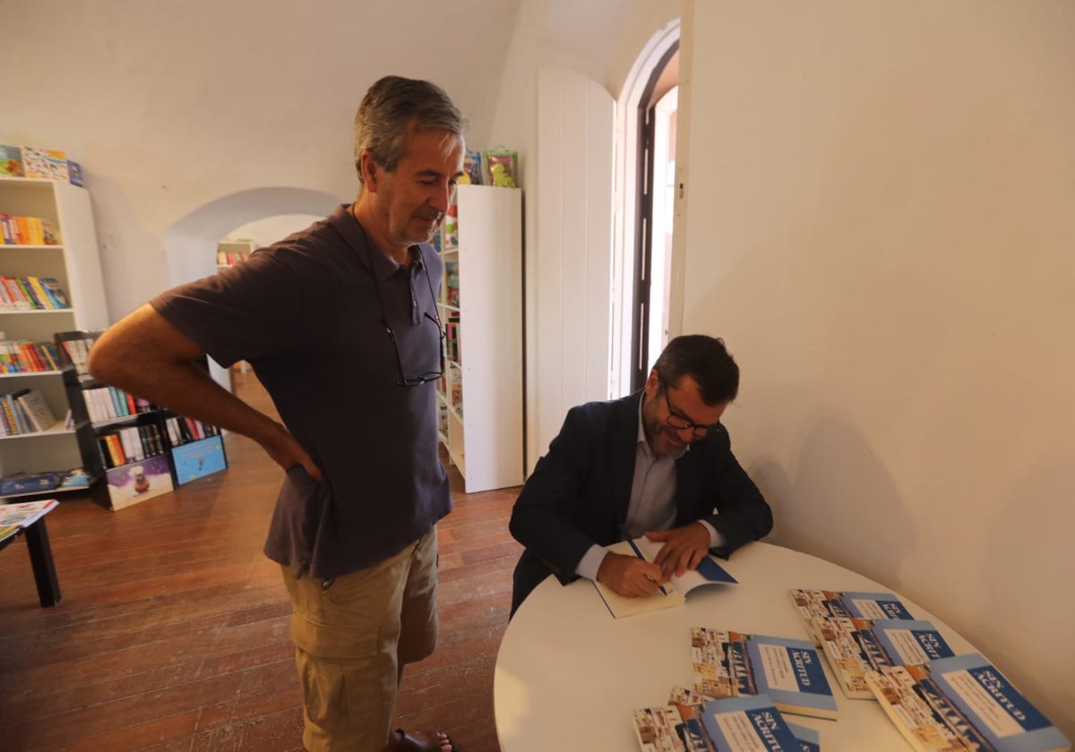 Ignacio Moreno firma ejemplares de &#039;Sin acritud&#039; en la Feria del Libro de Cádiz