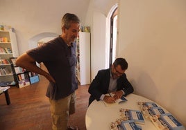 Ignacio Moreno firma ejemplares de 'Sin acritud' en la Feria del Libro de Cádiz