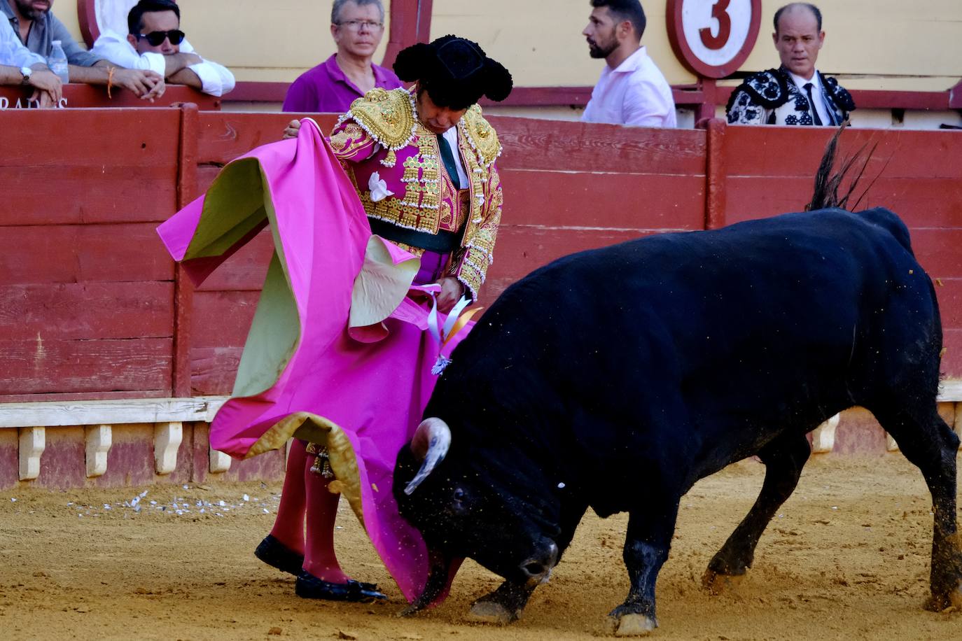 Rotundo triunfo de Manzanares que sale a hombros junto a Aguado en la última corrida del verano en El Puerto