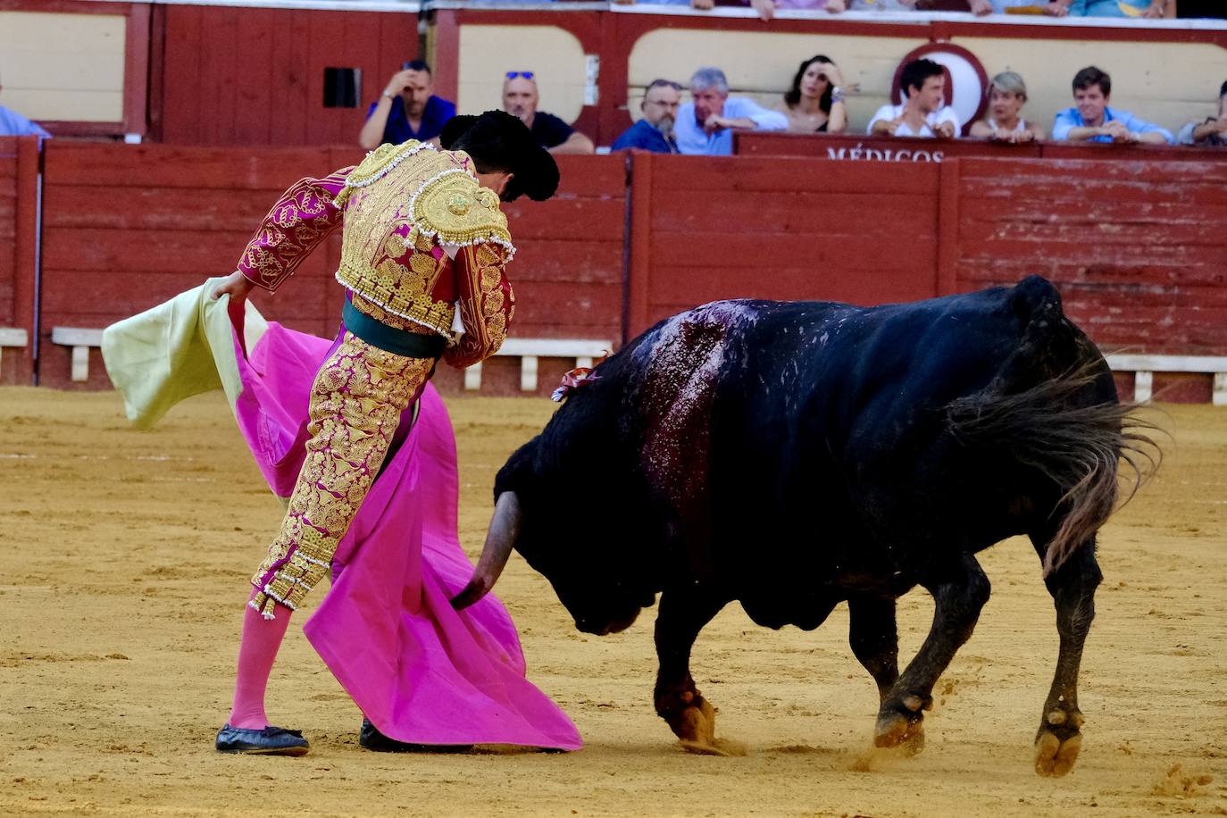 Rotundo triunfo de Manzanares que sale a hombros junto a Aguado en la última corrida del verano en El Puerto