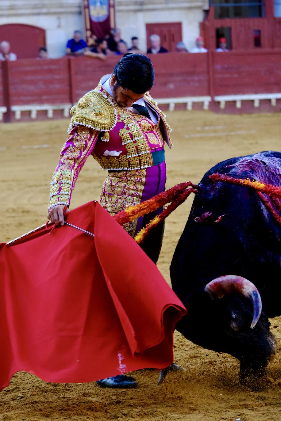 Rotundo triunfo de Manzanares que sale a hombros junto a Aguado en la última corrida del verano en El Puerto