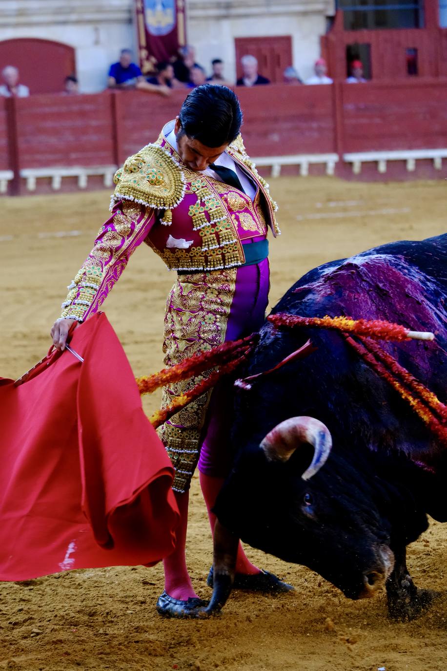 Rotundo triunfo de Manzanares que sale a hombros junto a Aguado en la última corrida del verano en El Puerto