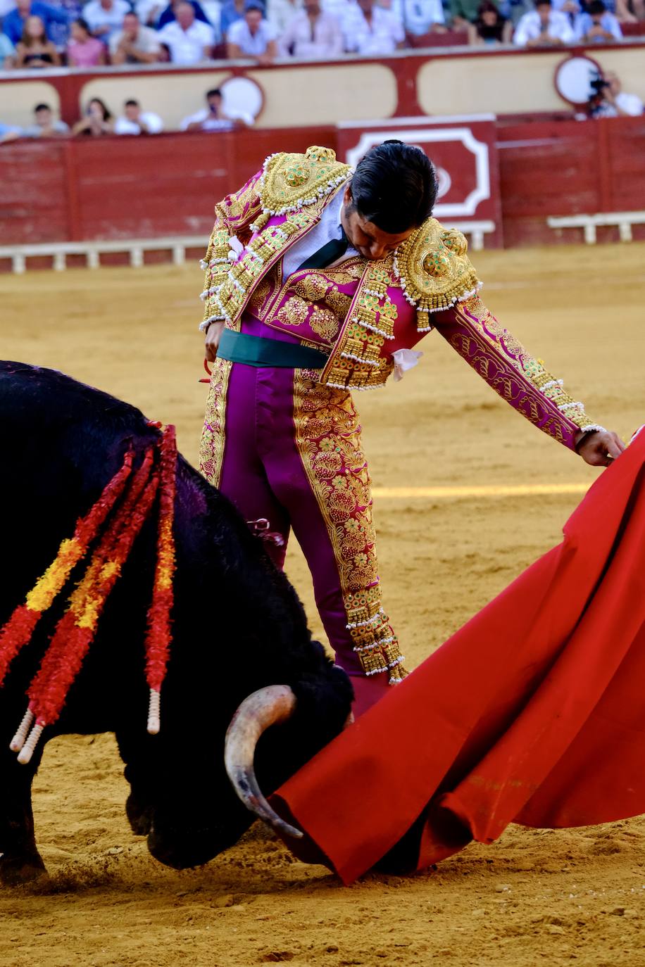 Rotundo triunfo de Manzanares que sale a hombros junto a Aguado en la última corrida del verano en El Puerto