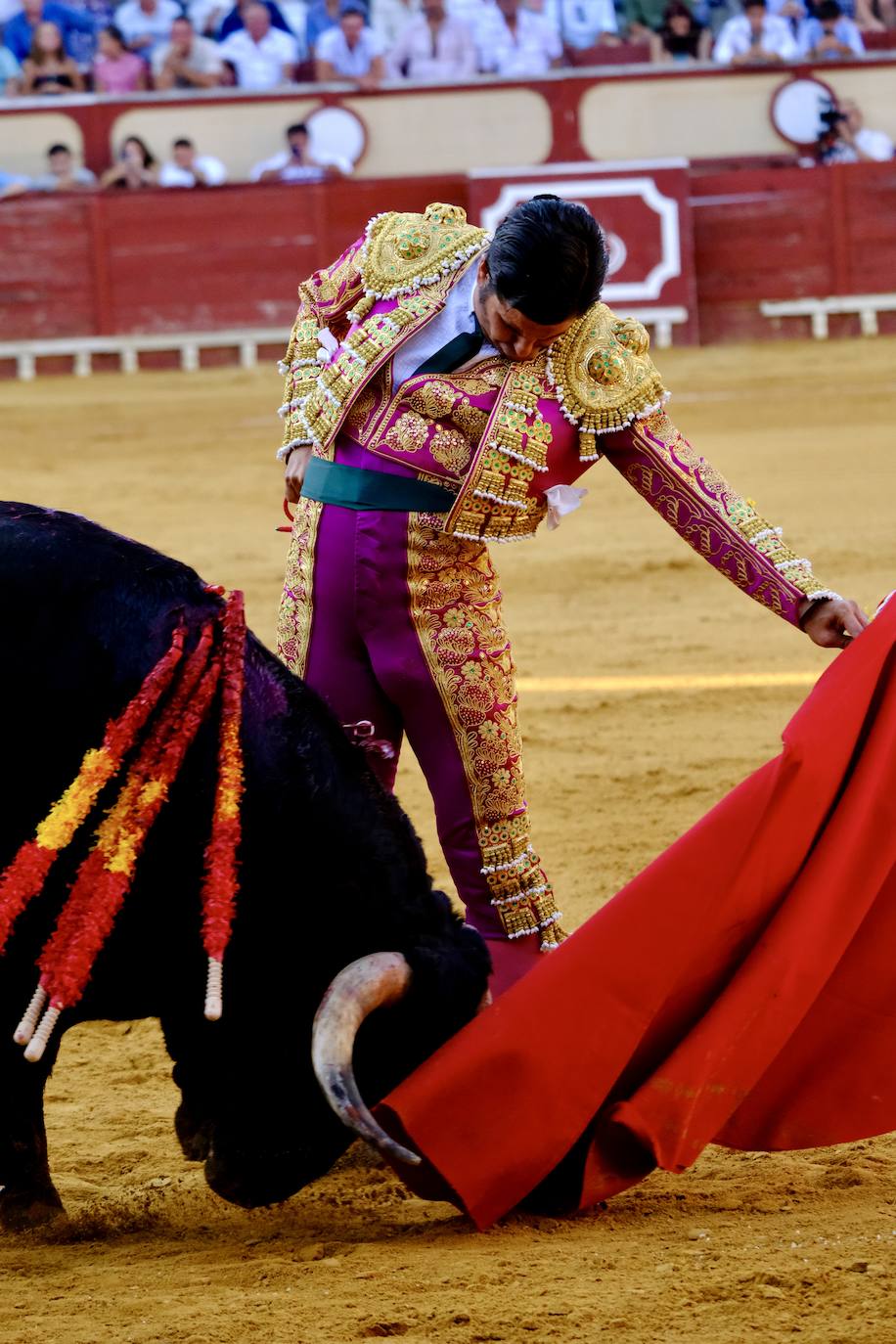 Rotundo triunfo de Manzanares que sale a hombros junto a Aguado en la última corrida del verano en El Puerto