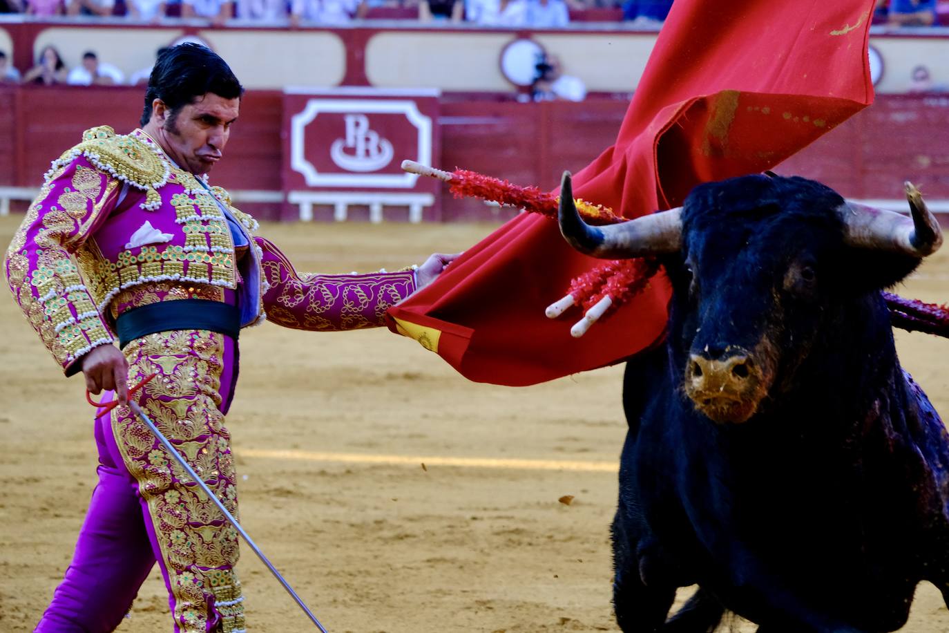 Rotundo triunfo de Manzanares que sale a hombros junto a Aguado en la última corrida del verano en El Puerto