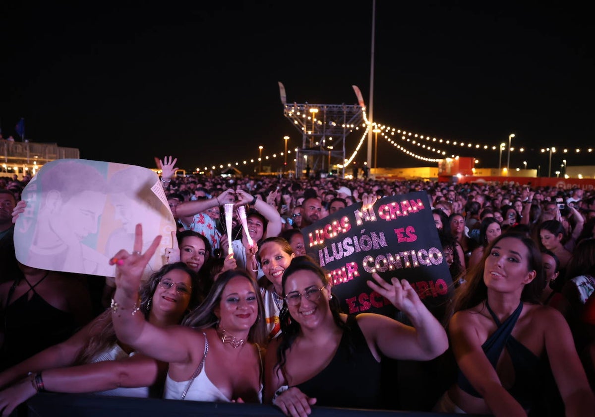 Seguidoras de Andy y Lucas que vivieron de cerca y con entusiasmo el concierto de este pasado sábado en Cádiz