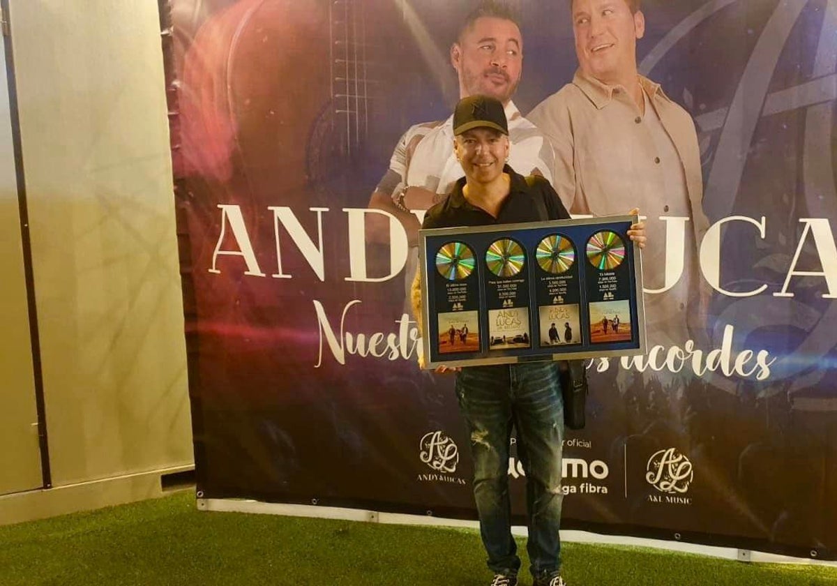 Raúl Cabrera, posando con sus discos de platino el día del concierto de Andy y Lucas en Cádiz