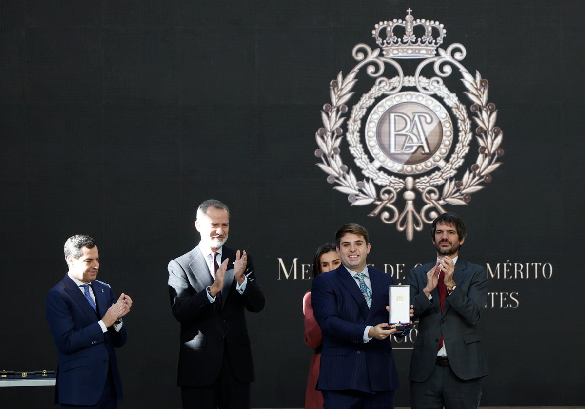 El hijo de Carlos Pacheco recoge la Medalla de Oro al Mérito en las Bellas Artes a su padre a título póstumo