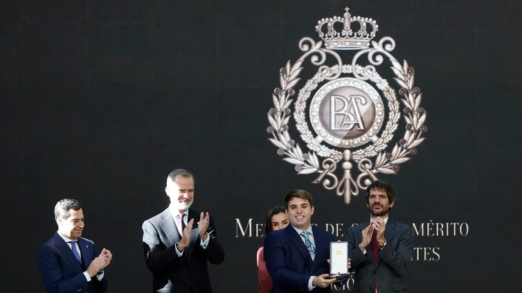 El hijo de Carlos Pacheco recoge la Medalla de Oro al Mérito en las Bellas Artes a su padre a título póstumo