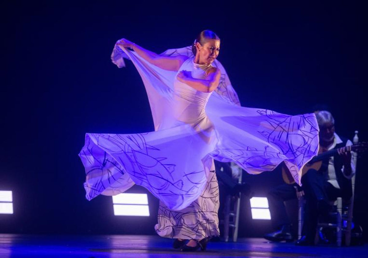 Sara Baras levanta el vuelo en el Falla con su homenaje a Paco de Lucía