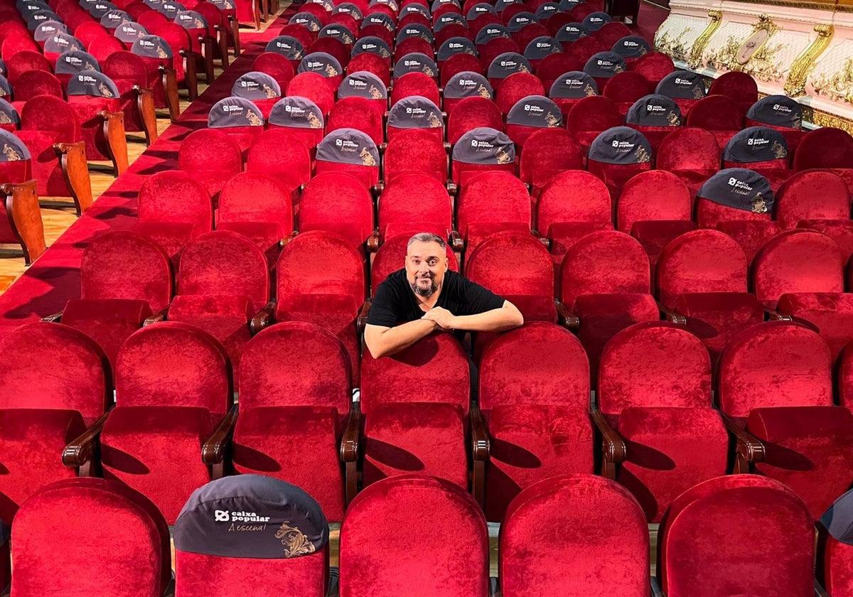 El dramaturgo gaditano, José Warletta, en el interior de un teatro.