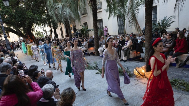 La Fundación Cajasol pone el broche final al Ciclo «Cádiz con Arte» con el desfile de moda de la EASD