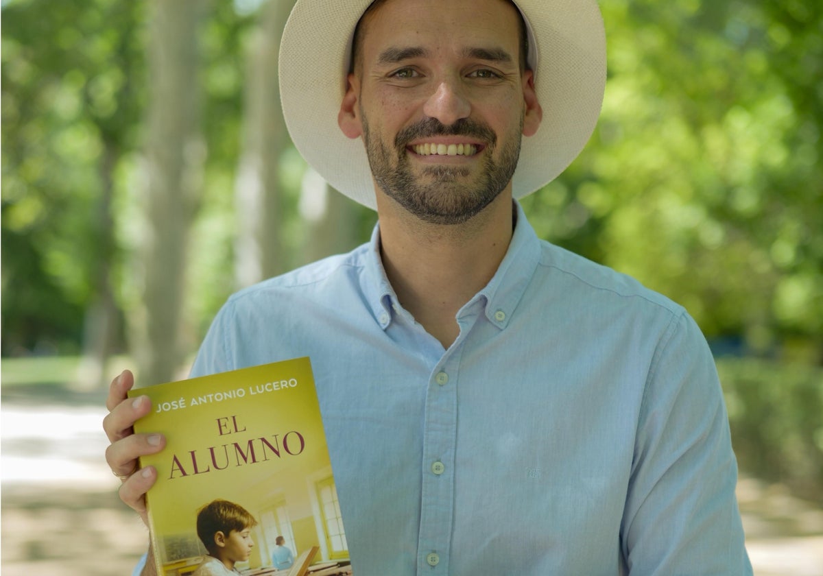 José Antonio Lucero presenta 'El Alumno'en la Feria del Libro de Cádiz.