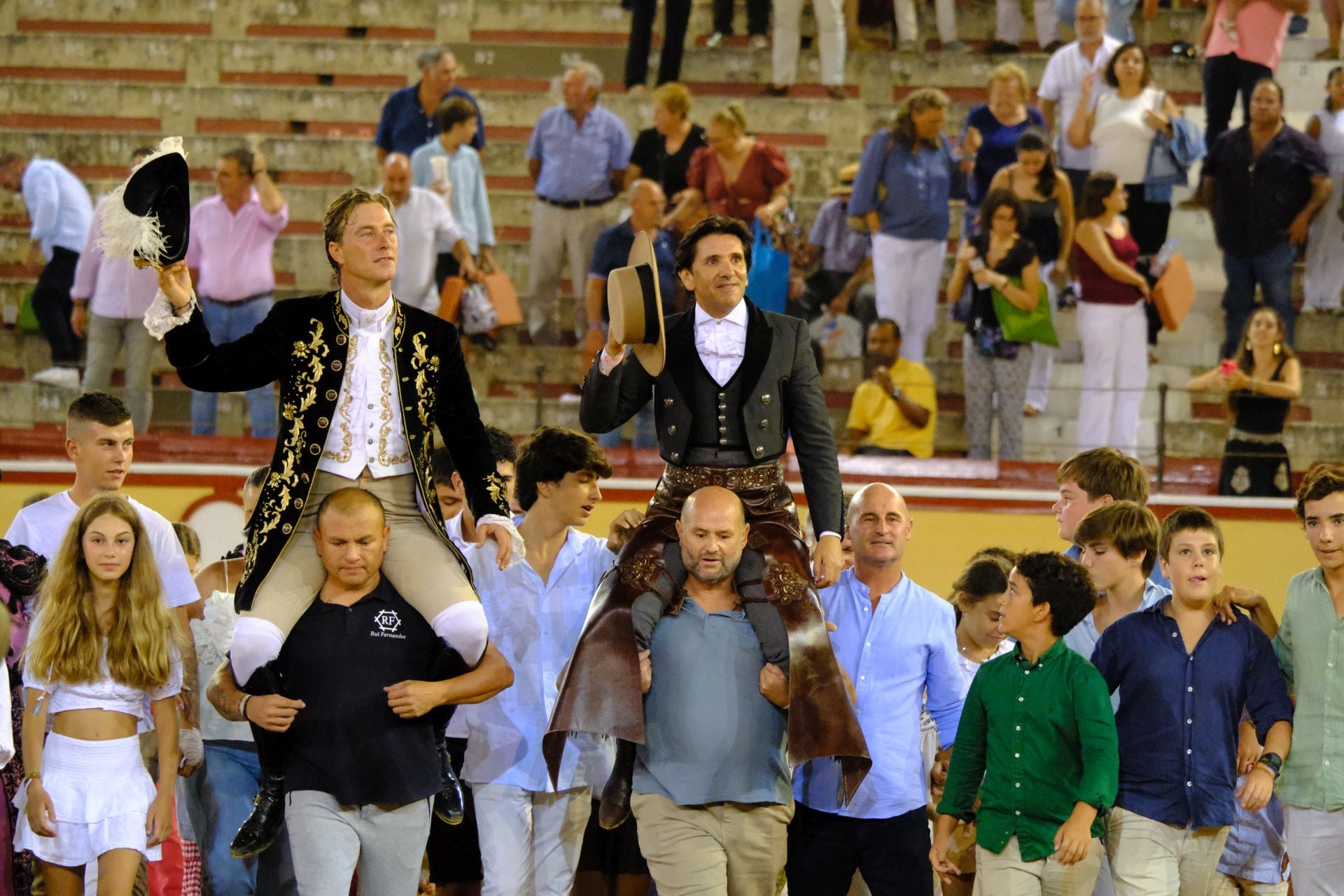 Fotos: Rui Fernandes y Diego Ventura salen a hombros en la nocturna de rejones de El Puerto