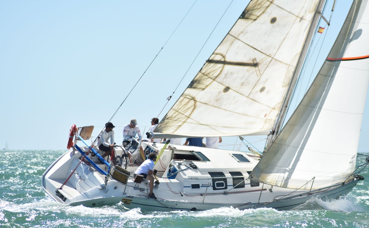 La competición empezó ayer en las aguas de la Bahía de Cádiz.