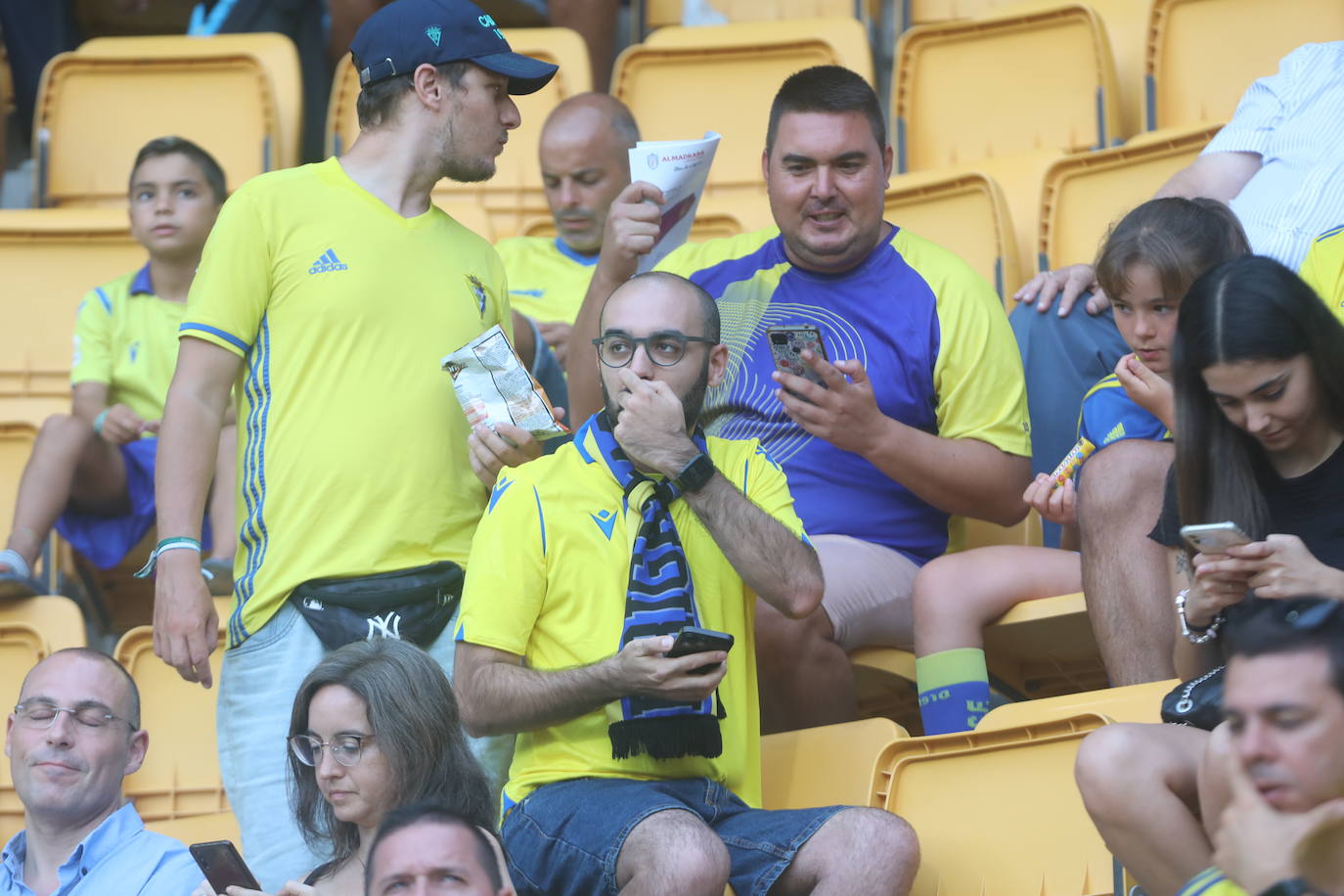 Búscate en las gradas de Carranza en el Cádiz - Athletic de Bilbao