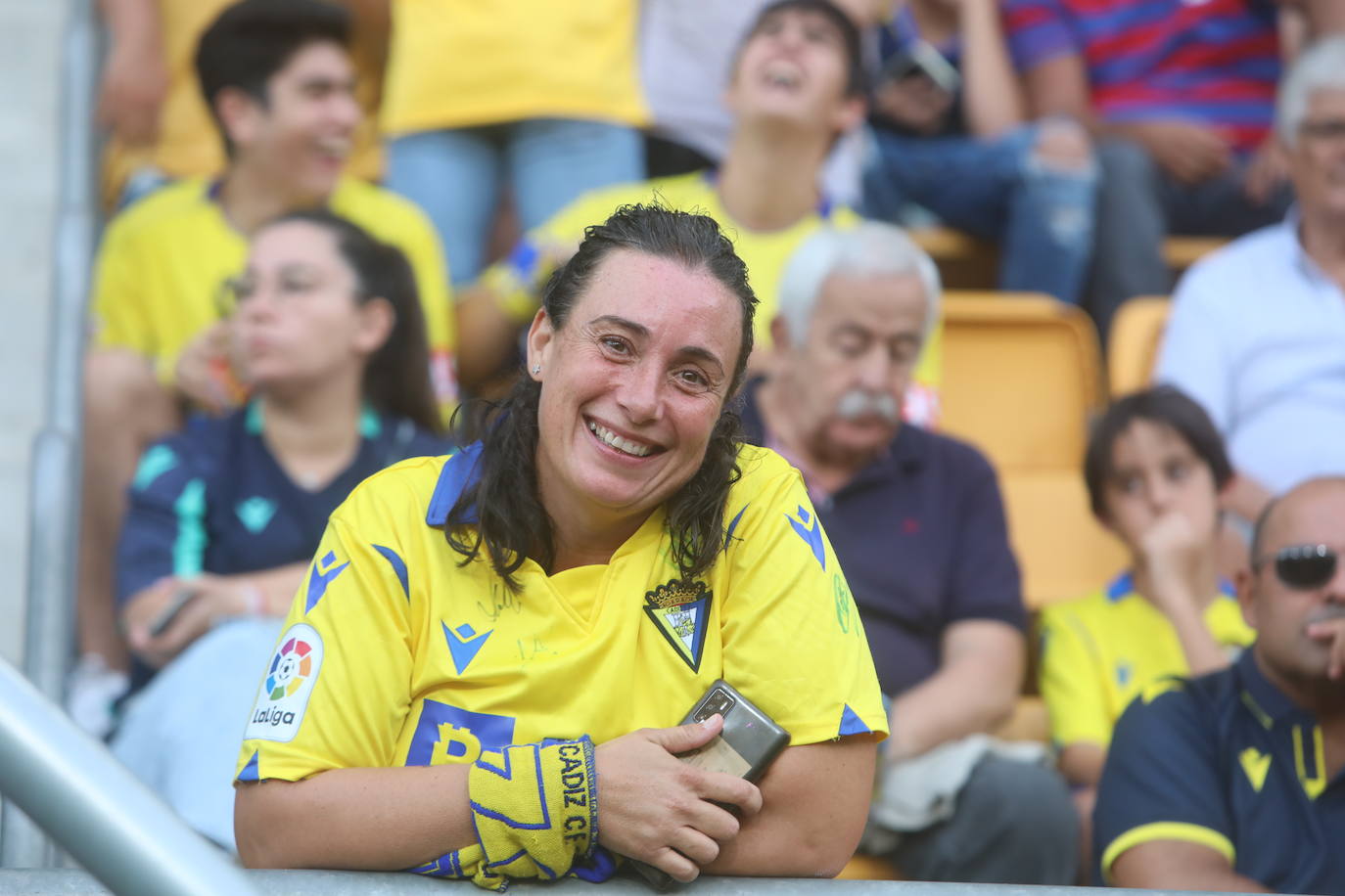 Búscate en las gradas de Carranza en el Cádiz - Athletic de Bilbao