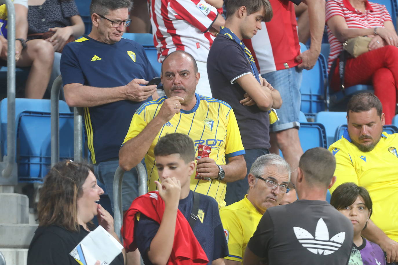 Búscate en las gradas de Carranza en el Cádiz - Athletic de Bilbao