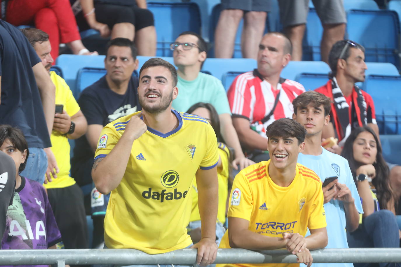Búscate en las gradas de Carranza en el Cádiz - Athletic de Bilbao