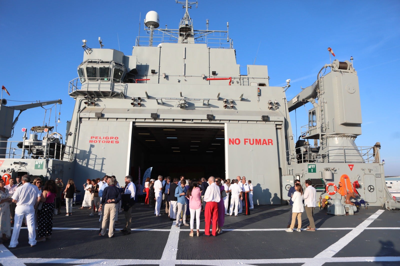 Las imágenes de la presentación del equipo español de SailGP a bordo de un buque militar