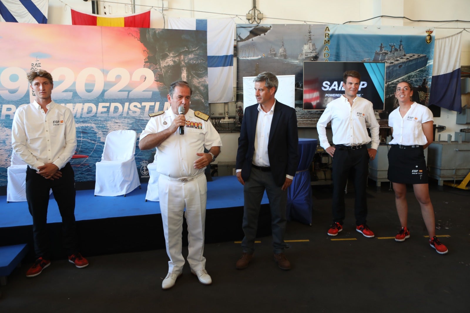 Las imágenes de la presentación del equipo español de SailGP a bordo de un buque militar