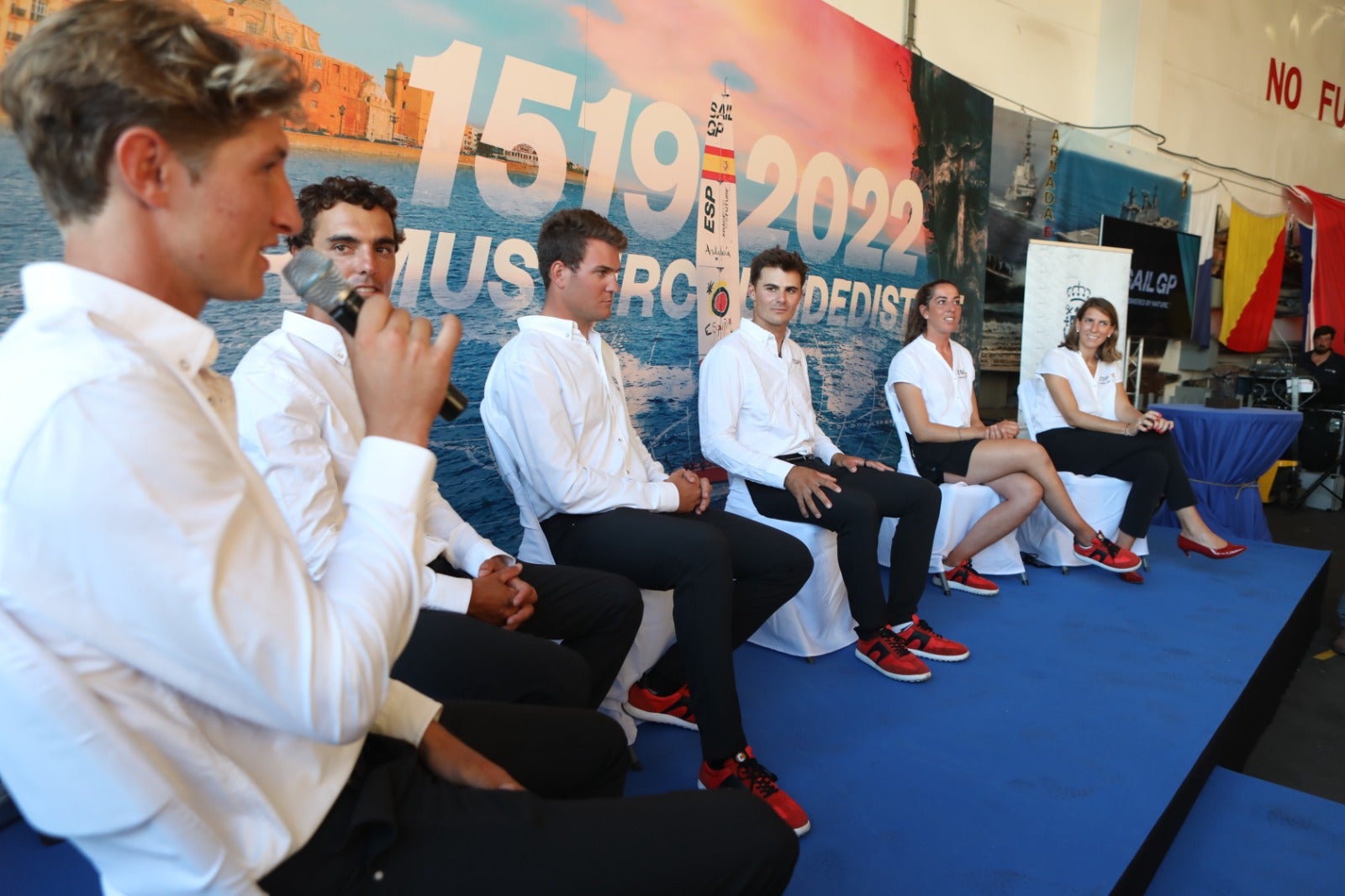 Las imágenes de la presentación del equipo español de SailGP a bordo de un buque militar