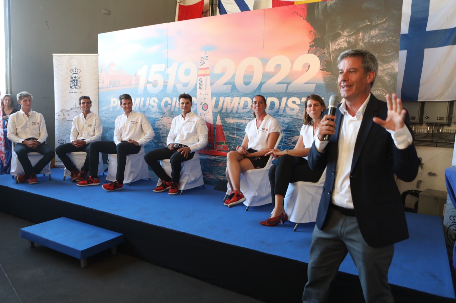 Las imágenes de la presentación del equipo español de SailGP a bordo de un buque militar