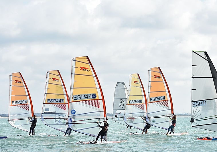 La Bahía de Cádiz acoge la Copa de Andalucía de Raceboard y Techno