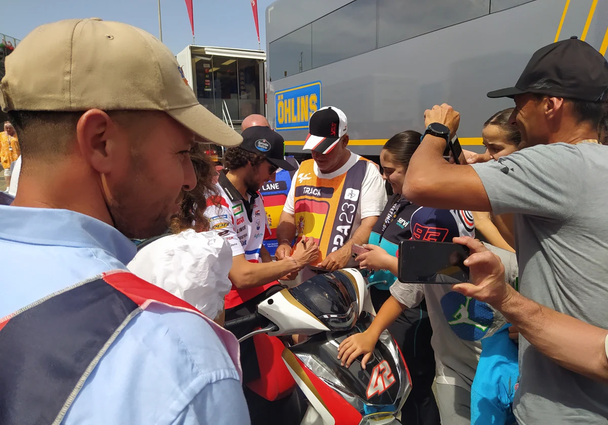 El piloto Álex Rins firma autógrafos en el 'paddock' del Circuito de Jerez - Ángel Nieto.