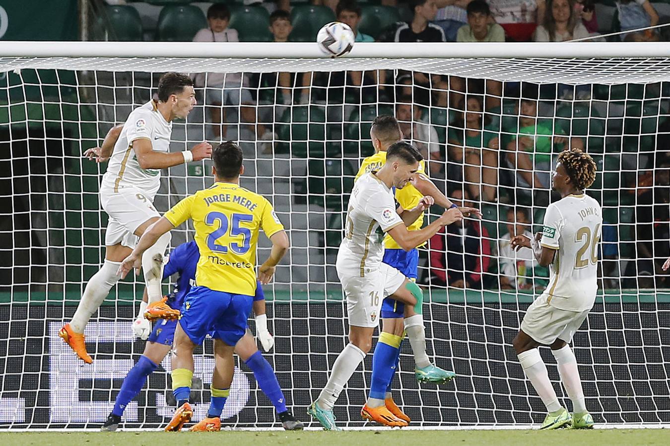 Fotos: Las imágenes del encuentro Elche-Cádiz