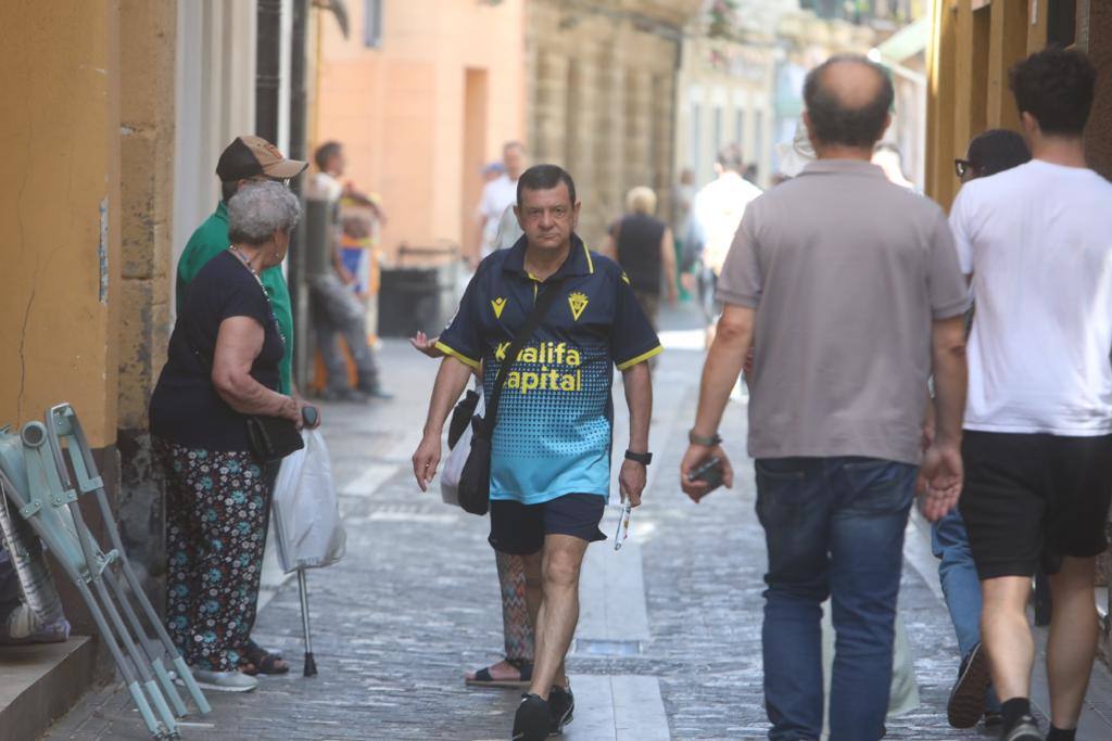 Cádiz despierta de amarillo en un nuevo amanecer de Primera