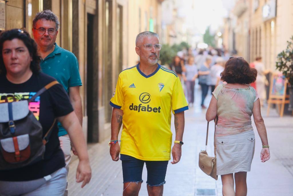 Cádiz despierta de amarillo en un nuevo amanecer de Primera