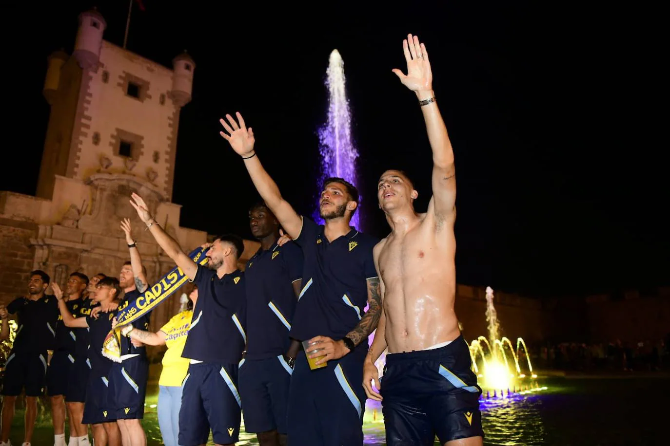Fotos: los jugadores del Cádiz CF celebran la permanencia con los aficionados en Puertas de Tierra