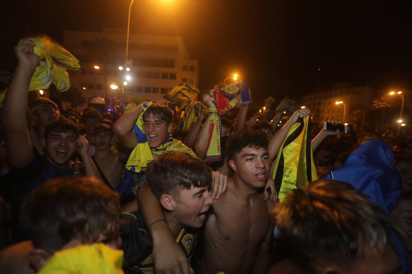Fotos: Las imágenes de la celebración de la permanencia de los aficionados del Cádiz