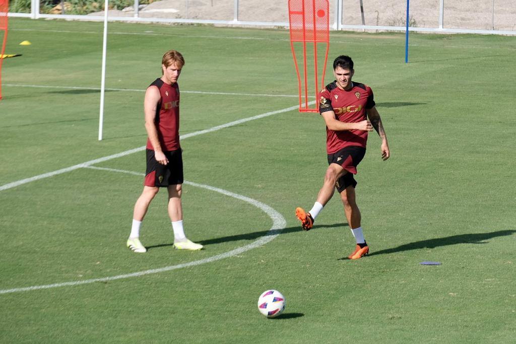 Fotos: Maxi Gómez ya entrena con sus compañeros en el Cádiz CF