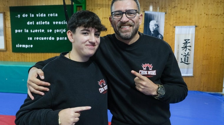 Adriana Martínez junto a Ramón Rivera en el gimnasio gaditano Raúl Calvo.