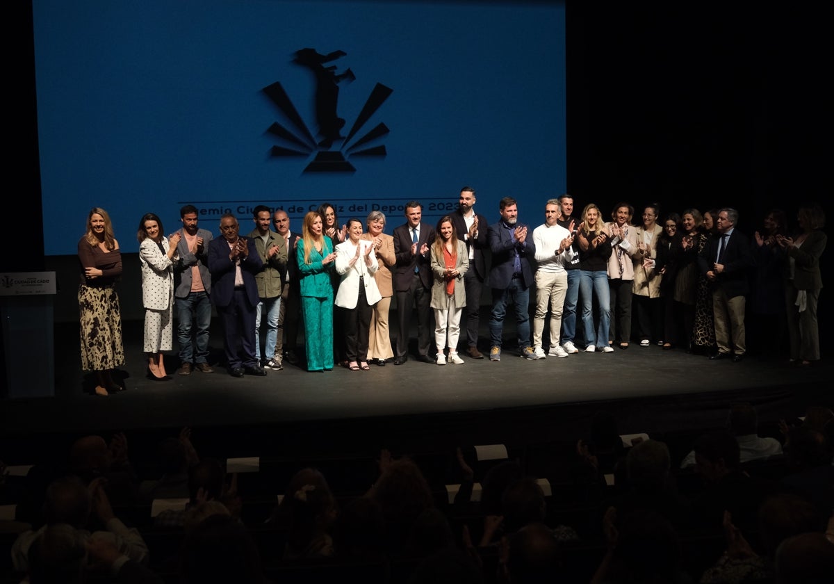 Foto de familia de los premiados con los representantes institucionales.