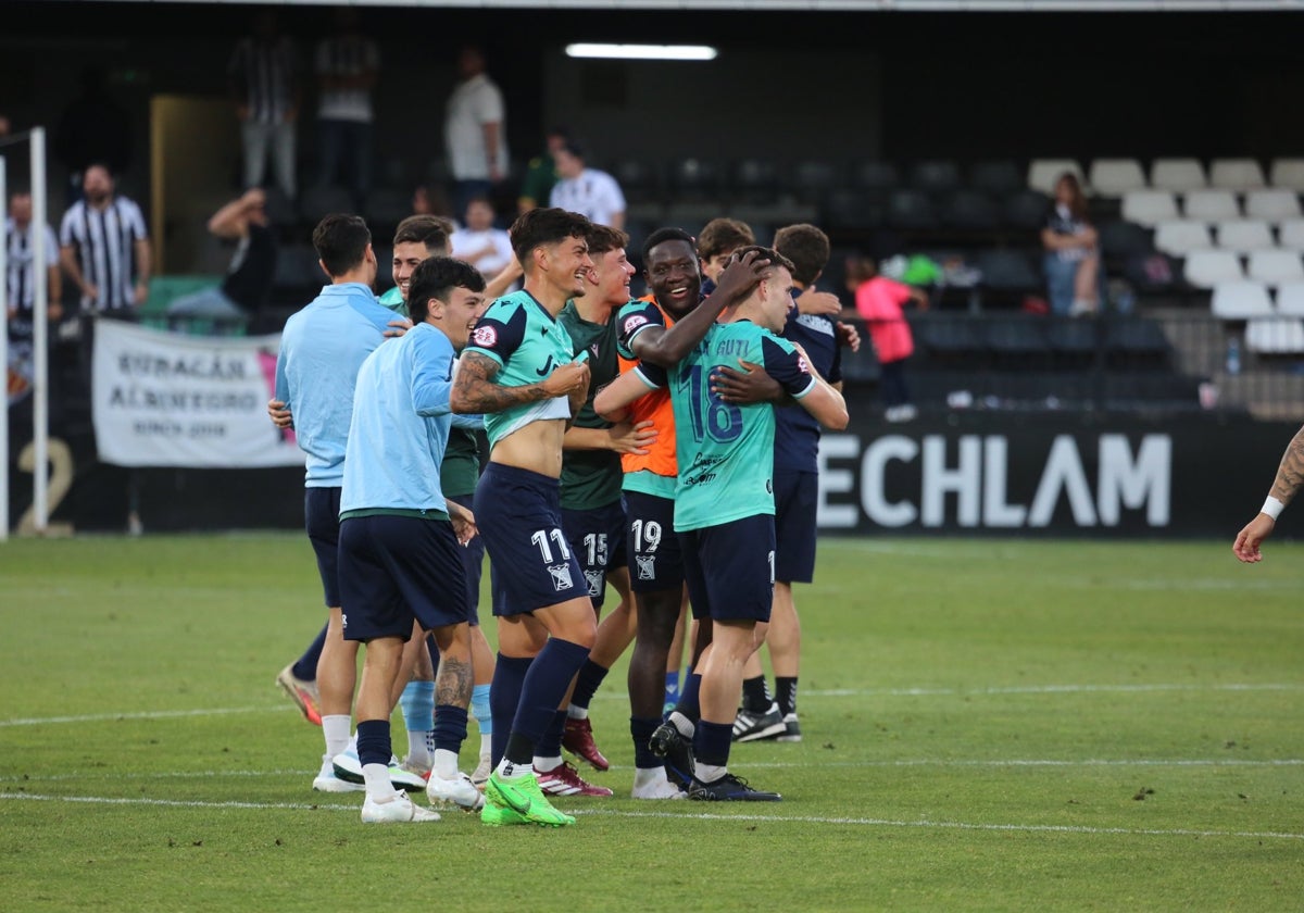 Los jugadores del Sanluqueño celebran la permanencia