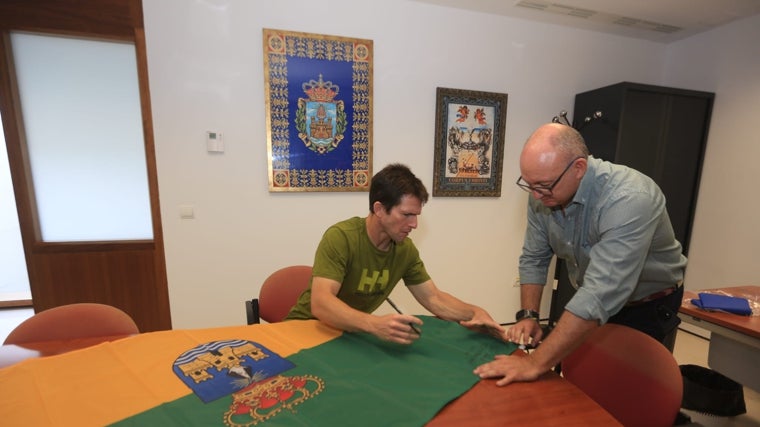 Pablo Grandes estampa su firma en la Bander Viajera.