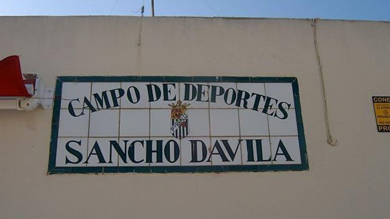 Antiguo rótulo del Campo de Fútbol Sancho Dávila en Puerto Real.