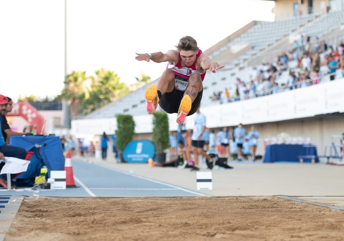 El atleta Alberto Martínez en la prueba de salto de longitud