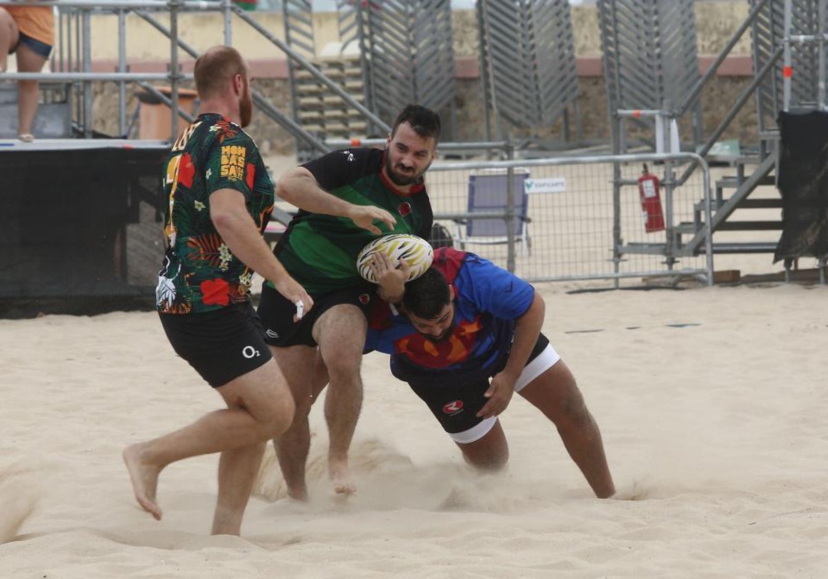 Rugby en la playa de La Victoria.