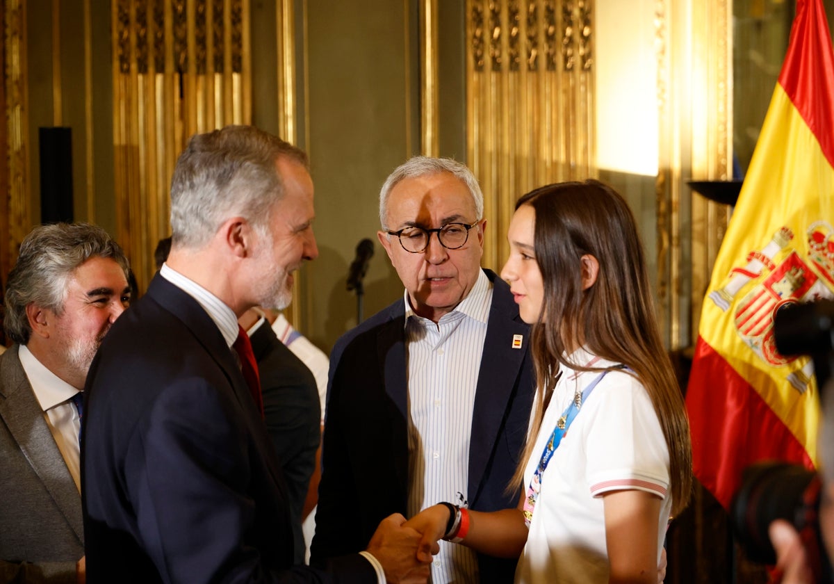 Natalia Muñoz saluda a S. M. El Rey Don Felipe VI.