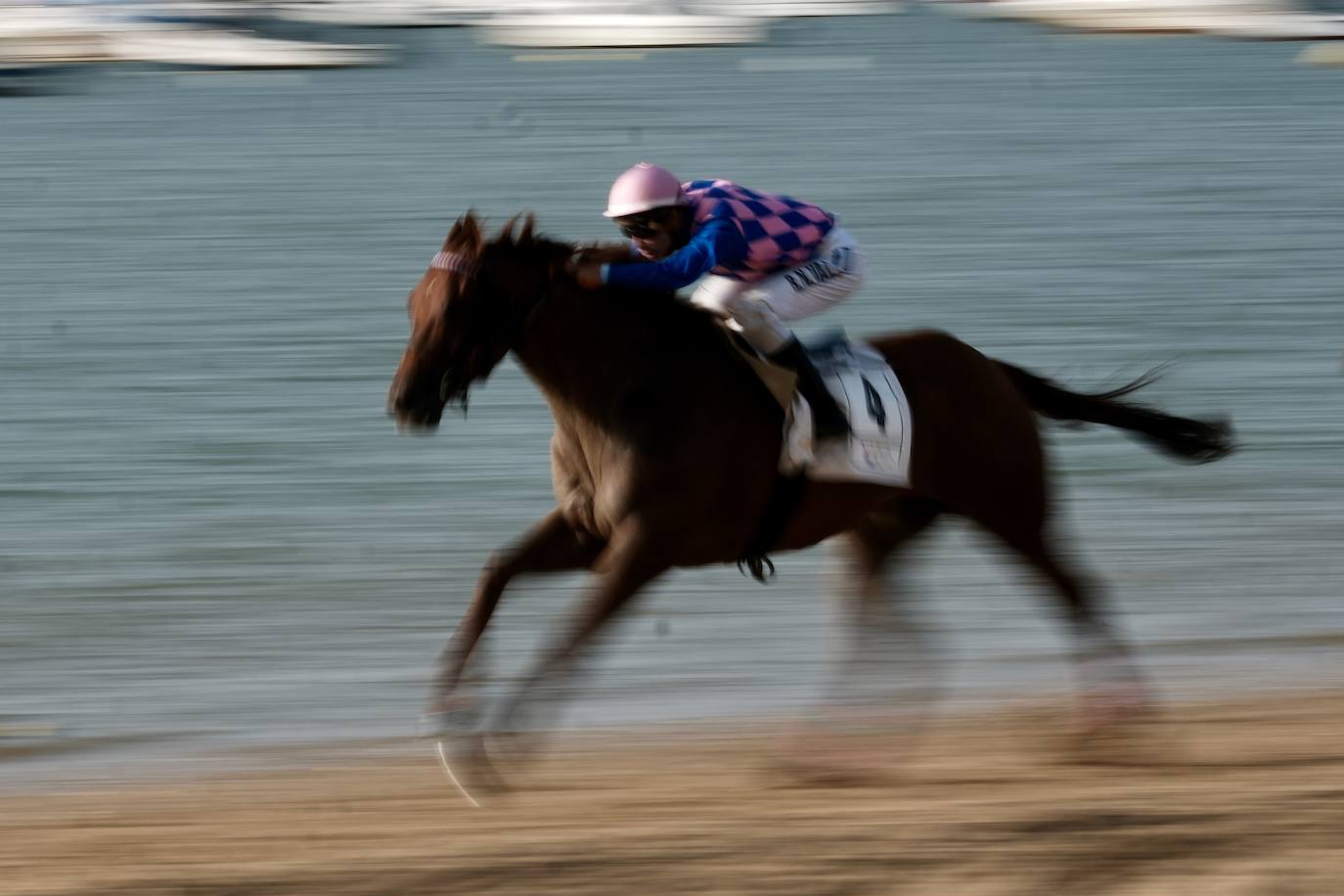 La primera carrera del segundo ciclo de las Carreras de Caballos de Sanlúcar en imágenes