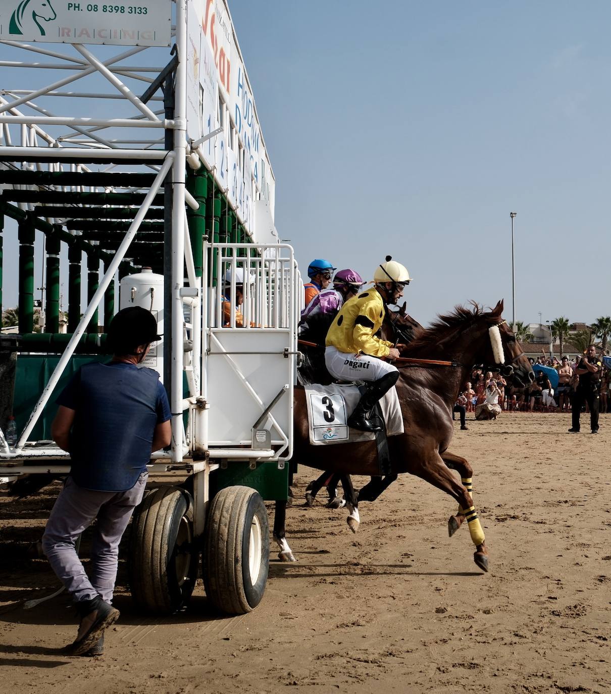 La primera carrera del segundo ciclo de las Carreras de Caballos de Sanlúcar en imágenes